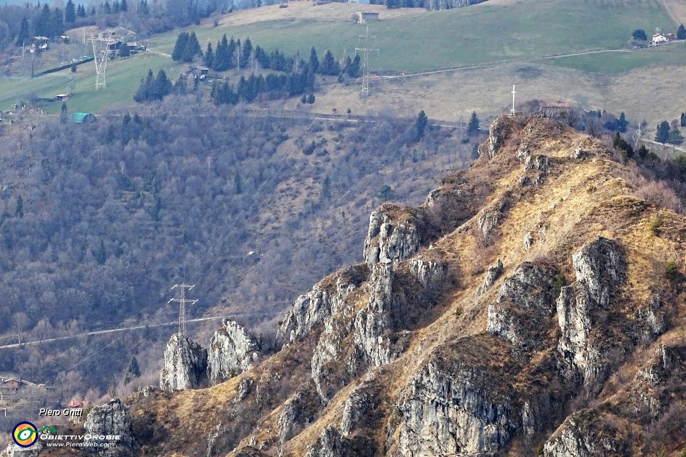 78 Vista verso la croce del Monte Corno-Crus di Coregn che domina Santa Croce .JPG